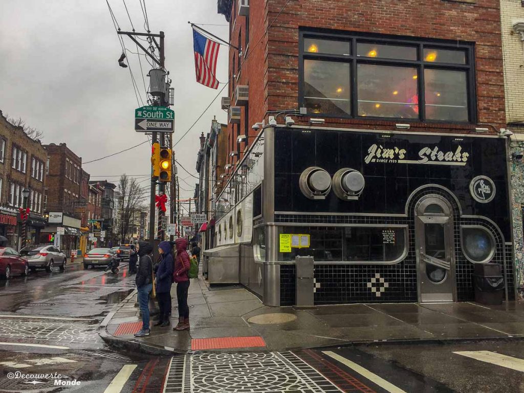 Que faire à Philadelphie et visiter en 10 coups de coeur. Ici au Jim's steaks. Retrouvez l'article ici: https://www.decouvertemonde.com/quoi-faire-a-philadelphie-visiter 