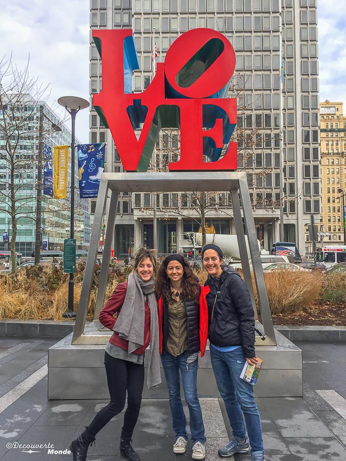 Que faire à Philadelphie et visiter en 10 coups de coeur. Ici la statue LOVE, icône de Philadelphie. Retrouvez l'article ici: https://www.decouvertemonde.com/quoi-faire-a-philadelphie-visiter 
