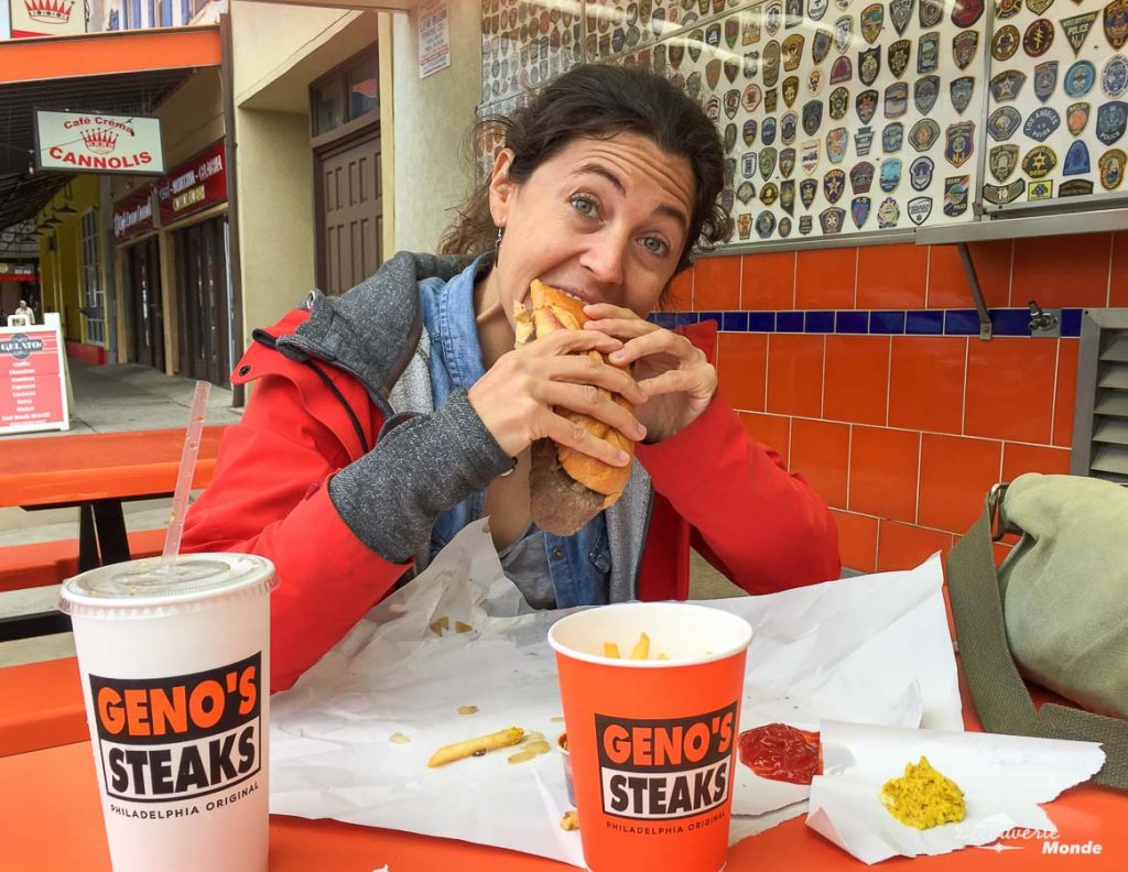 Que faire à Philadelphie et visiter en 10 coups de coeur. Ici en train de manger un cheesesteak au Geno's steaks. Retrouvez l'article ici: https://www.decouvertemonde.com/quoi-faire-a-philadelphie-visiter 