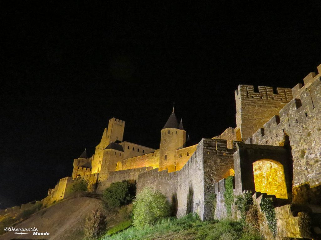 Visiter l'Aude pays Cathare en 7 idées de choses à faire. Ici la cité de Carcassonne de nuit. Retrouvez l'article ici: https://www.decouvertemonde.com/visiter-l-aude-pays-cathare 