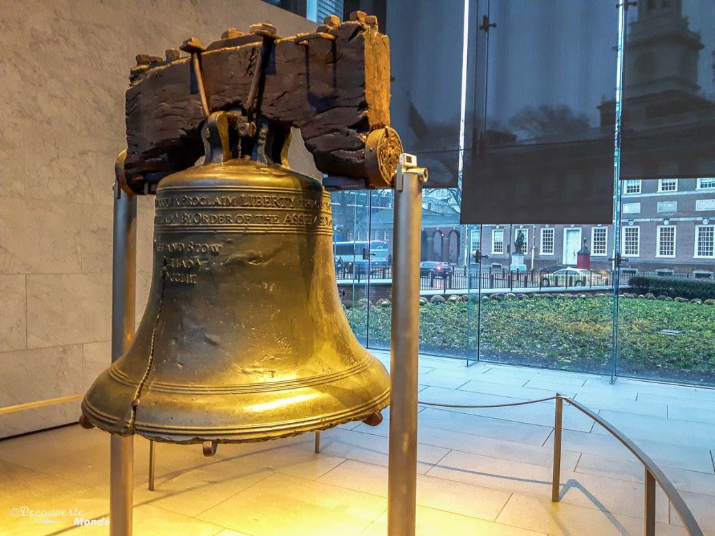 Que faire à Philadelphie et visiter en 10 coups de coeur. Ici la Liberty Bell. Retrouvez l'article ici: https://www.decouvertemonde.com/quoi-faire-a-philadelphie-visiter 