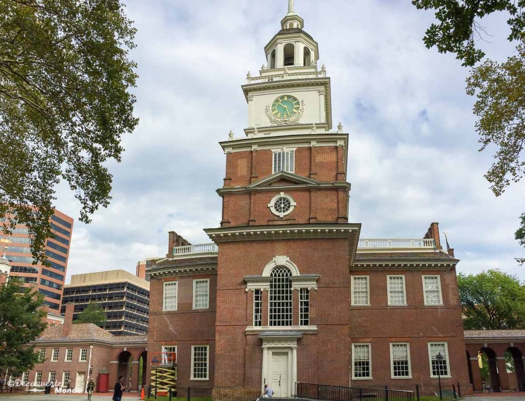 Que faire à Philadelphie et visiter en 10 coups de coeur. Ici le Independence Hall. Retrouvez l'article ici: https://www.decouvertemonde.com/quoi-faire-a-philadelphie-visiter 