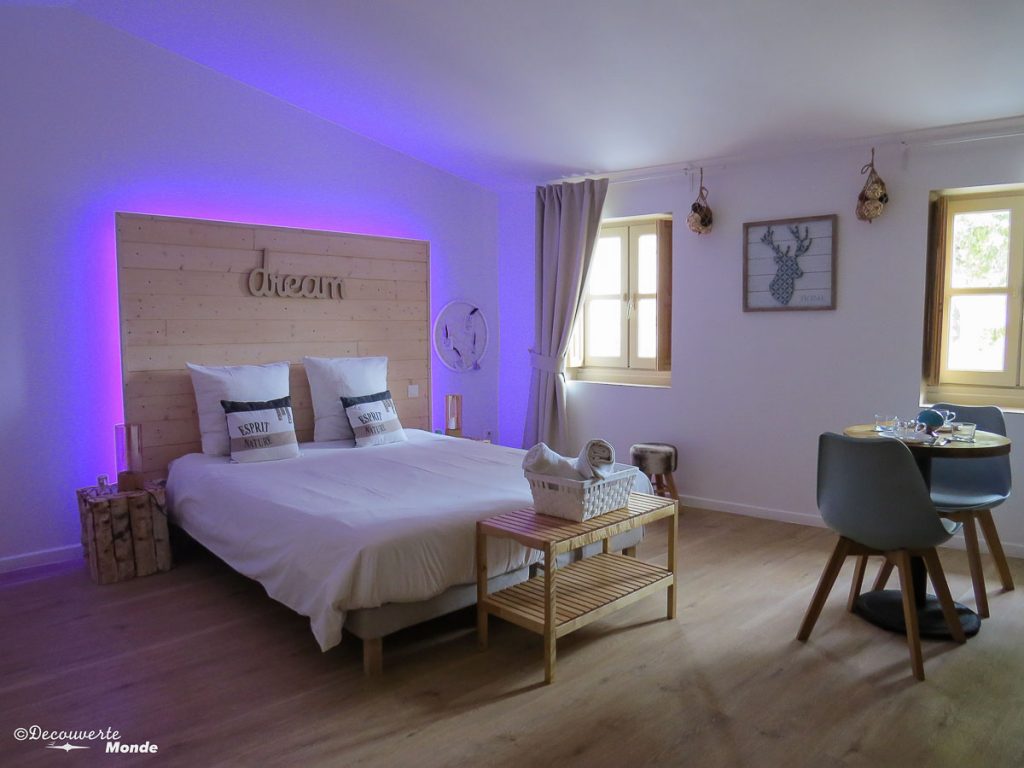 Visiter l'Aude pays Cathare en 7 idées de choses à faire. Ici ma chambre à la Maison Gustave à Narbonne. Retrouvez l'article ici: https://www.decouvertemonde.com/visiter-l-aude-pays-cathare 