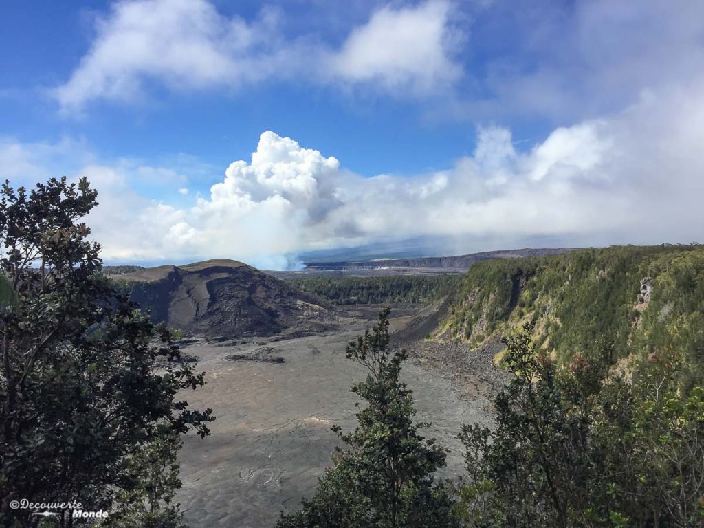 Big Island : Mon voyage de 10 jours sur la plus grande des îles d'Hawaii. Ici le cratère fumant du Kilauea dans le parc des volcans. Retrouvez l'article ici: https://www.decouvertemonde.com/big-island-voyage-iles-hawaii