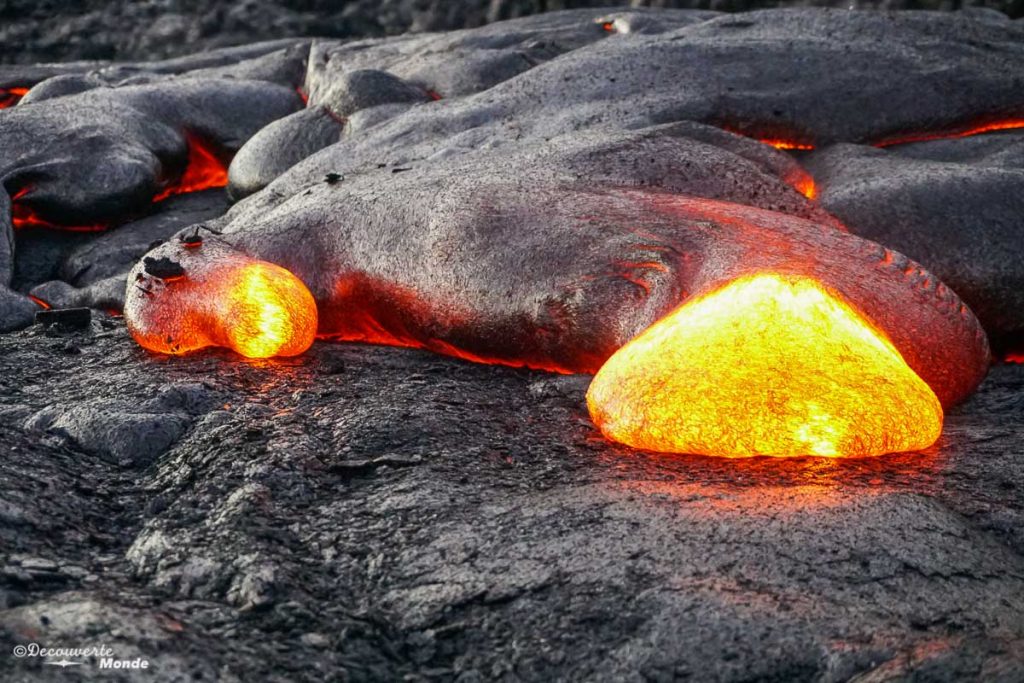 Big Island : Mon voyage de 10 jours sur la plus grande des îles d'Hawaii. Ici devant le lava flow au parc des volcans. Retrouvez l'article ici: https://www.decouvertemonde.com/big-island-voyage-iles-hawaii