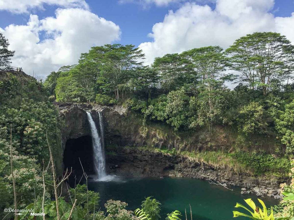 Big Island : Mon voyage de 10 jours sur la plus grande des îles d'Hawaii. Ici les chutes Rainbow. Retrouvez l'article ici: https://www.decouvertemonde.com/big-island-voyage-iles-hawaii