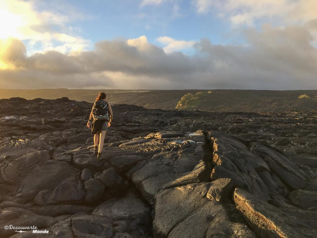 Big Island : Mon voyage de 10 jours sur la plus grande des îles d'Hawaii. Ici en randonnée pour rejoindre la coulée de lava active. Retrouvez l'article ici: https://www.decouvertemonde.com/big-island-voyage-iles-hawaii