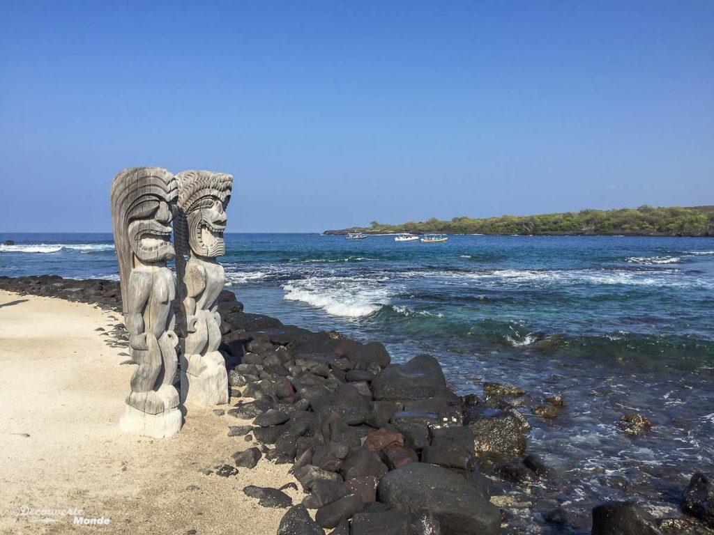 Big Island : Mon voyage de 10 jours sur la plus grande des îles d'Hawaii. Ici les statues de Pu'uhonua O Honaunau. Retrouvez l'article ici: https://www.decouvertemonde.com/big-island-voyage-iles-hawaii