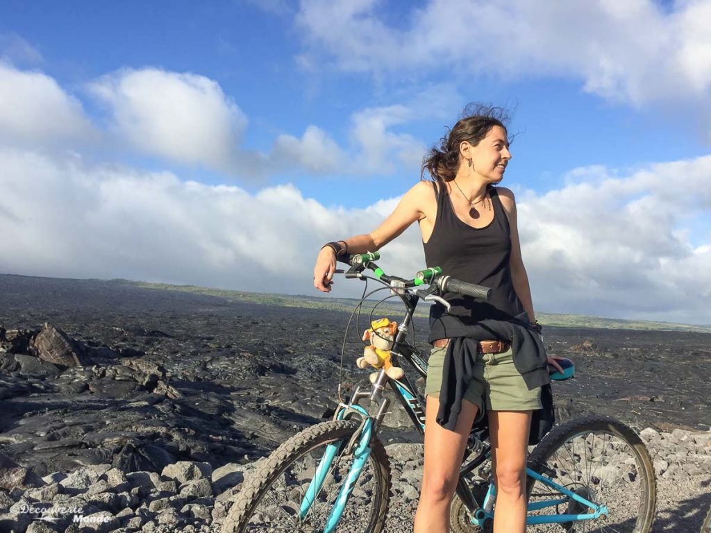 Big Island : Mon voyage de 10 jours sur la plus grande des îles d'Hawaii. Ici en vélo pour rejoindre le lava flow. Retrouvez l'article ici: https://www.decouvertemonde.com/big-island-voyage-iles-hawaii