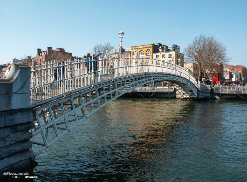 Le pont Ha'Penny qui traverse la rivière Liffey à Dublin en Irlande. Photo tirée de mon article Visiter Dublin en Irlande : Que voir et faire le temps d'un weekend. #irlande #dublin #europe #voyage