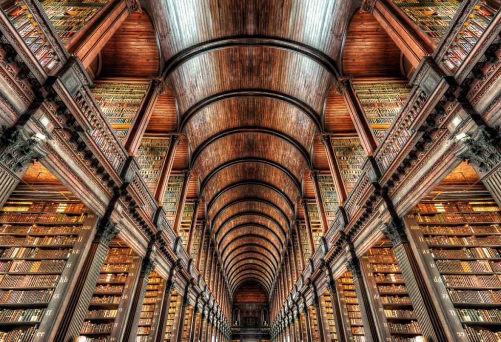 Old Librairy et Book of Kells à Trinity college à Dublin. Photo tirée de mon article Visiter Dublin en Irlande : Que voir et faire le temps d'un weekend. #irlande #dublin #europe #voyage #trinitycollege #bookofkells