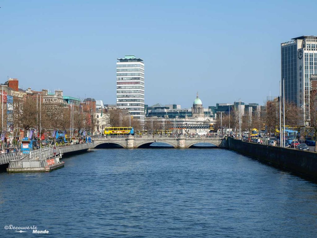 La rivière Liffey et ses ponts à Dublin en Irlande. Photo tirée de mon article Visiter Dublin en Irlande : Que voir et faire le temps d'un weekend. #irlande #dublin #europe #voyage