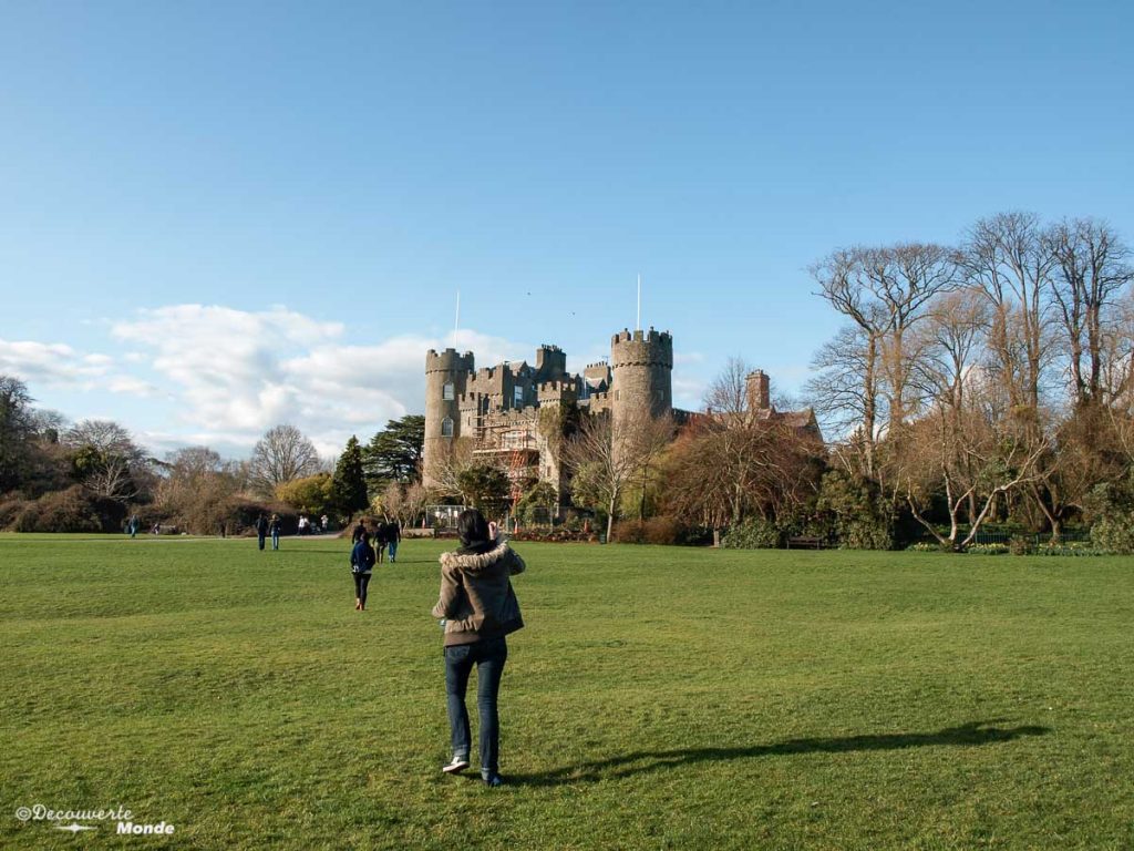 Le château de Malahide près de Dublin. Photo tirée de mon article Visiter Dublin en Irlande : Que voir et faire le temps d'un weekend. #irlande #dublin #europe #voyage #chateau