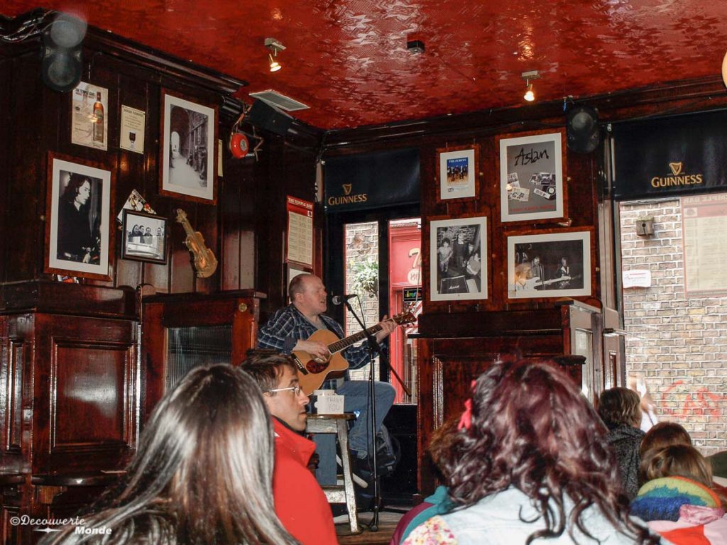 Spectacle de musique live dans un pub de Temple Bar. Photo tirée de mon article Visiter Dublin en Irlande : Que voir et faire le temps d'un weekend. #irlande #dublin #europe #voyage #templebar