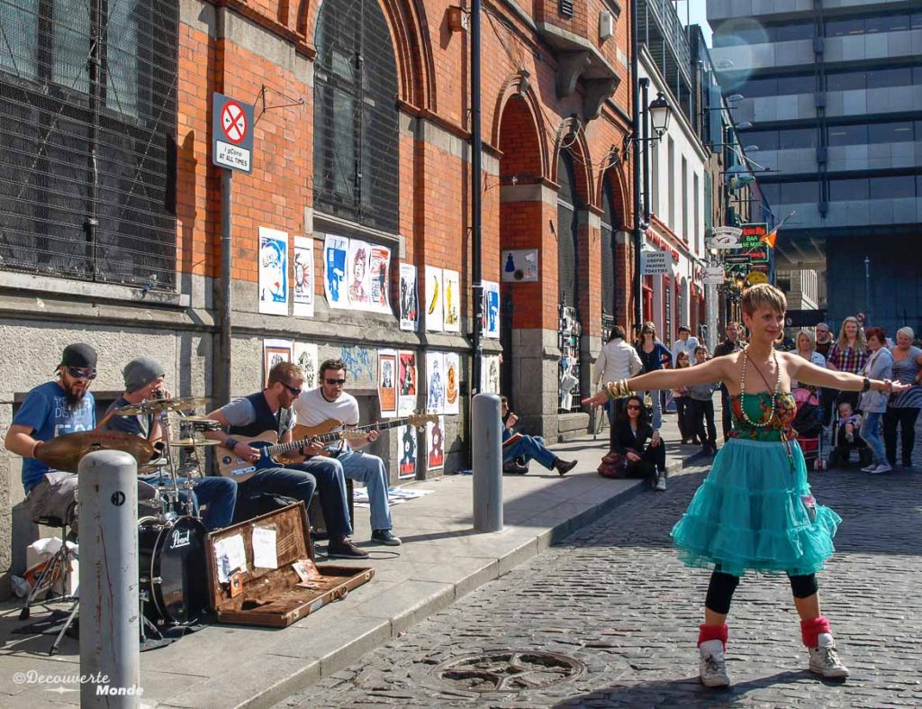 Spectacle live dans les rues de Temple Bar. Photo tirée de mon article Visiter Dublin en Irlande : Que voir et faire le temps d'un weekend. #irlande #dublin #europe #voyage #templebar