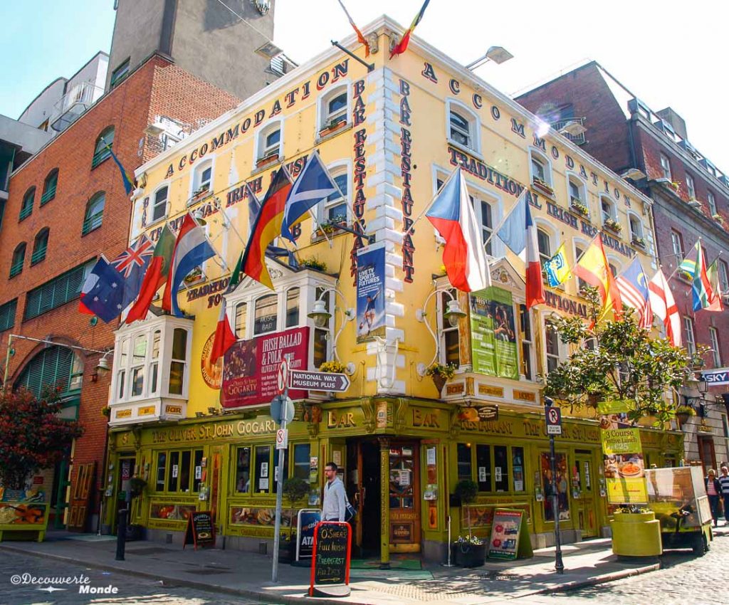 Dans les rues de Temple Bar. Photo tirée de mon article Visiter Dublin en Irlande : Que voir et faire le temps d'un weekend. #irlande #dublin #europe #voyage #templebar