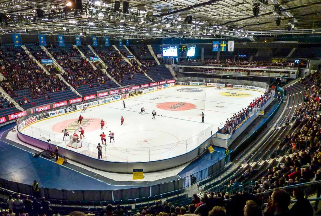 Assister à un match de hockey sur glace à Stockholm dans mon article Visiter Stockholm : Que faire à Stockholm en 10 coups de coeur #suede #stockholm #europe #voyage #scandinavie #citytrip