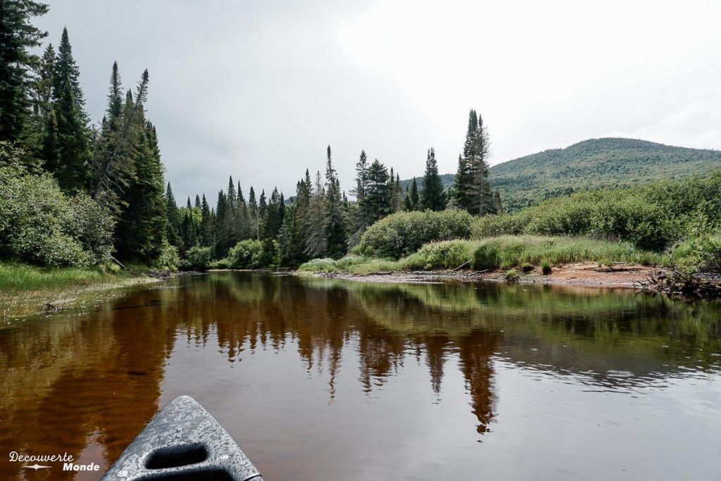 En canot dans le Parc national du Mont-Tremblant avec la Navette Nature dans mon article Mon été à découvrir le Québec avec la Navette Nature #navettenature #parcnational #sansvoiture #bus #nature #quebec #tremblant #canot