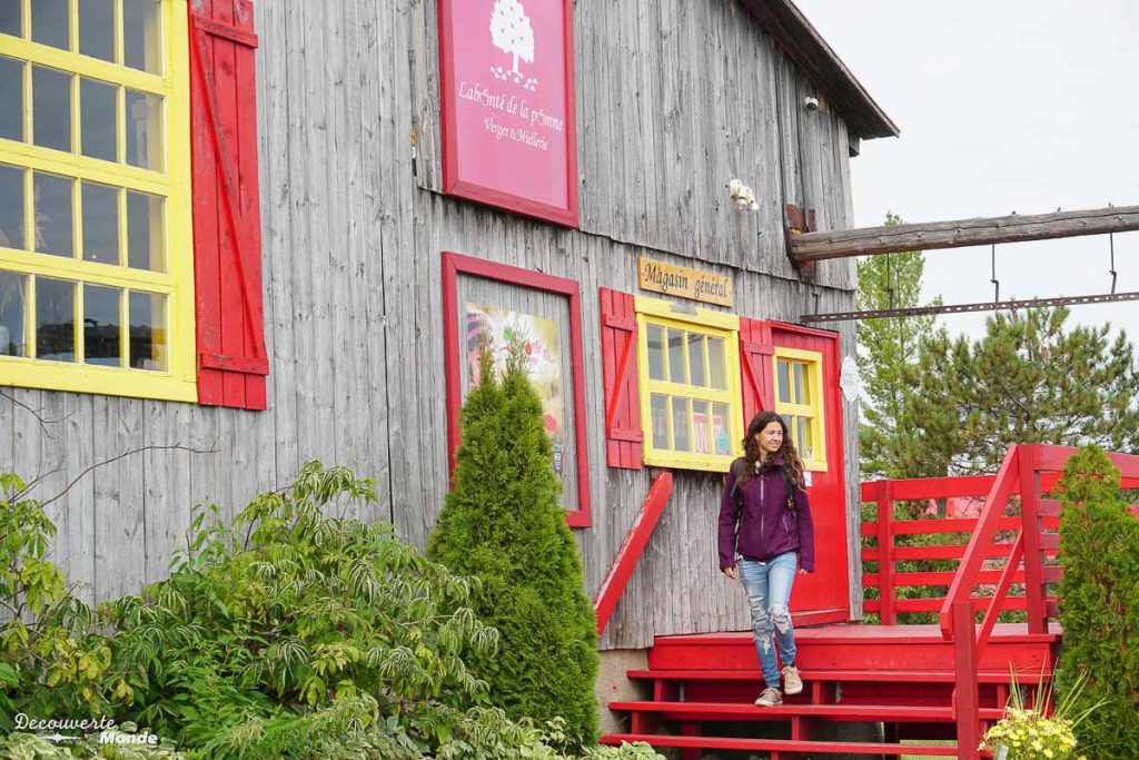 Dans un verger des Laurentides avec la Navette Nature dans mon article Mon été à découvrir le Québec avec la Navette Nature #navettenature #parcnational #sansvoiture #bus #nature #quebec #laurentides #verger