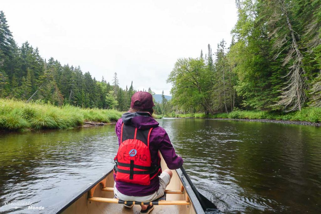 En canot dans le Parc national du Mont-Tremblant avec la Navette Nature dans mon article Mon été à découvrir le Québec avec la Navette Nature #navettenature #parcnational #sansvoiture #bus #nature #quebec #tremblant #canot