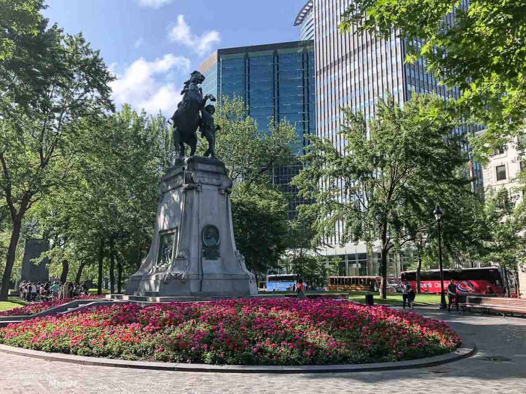 Square Dorchester à Montréal, départ de la Navette Nature dans mon article Mon été à découvrir le Québec avec la Navette Nature #navettenature #parcnational #sansvoiture #bus #nature #quebec