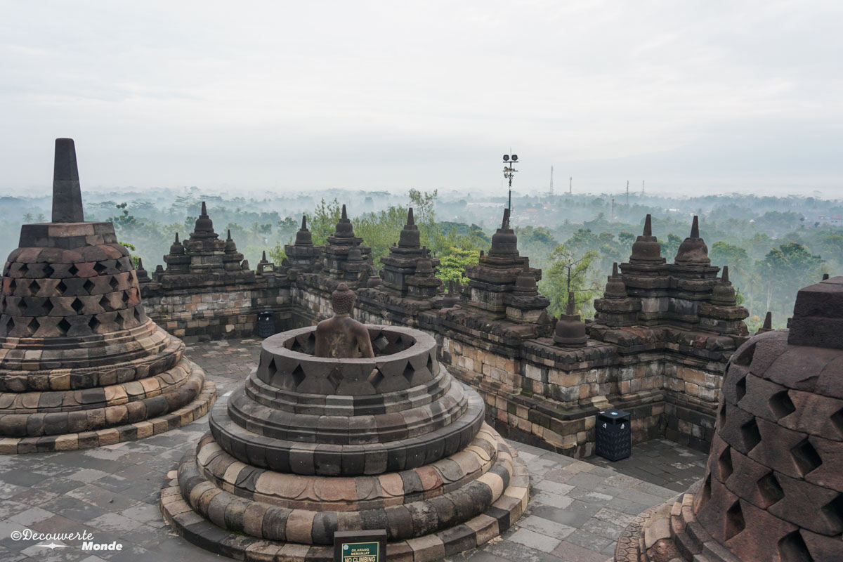 Lever de soleil temple de Borobudur dans mon article Que faire à Java, voir et visiter : Mes 10 incontournables #java #indonesie #voyage #asiedusudest #asie #borobudur #temple