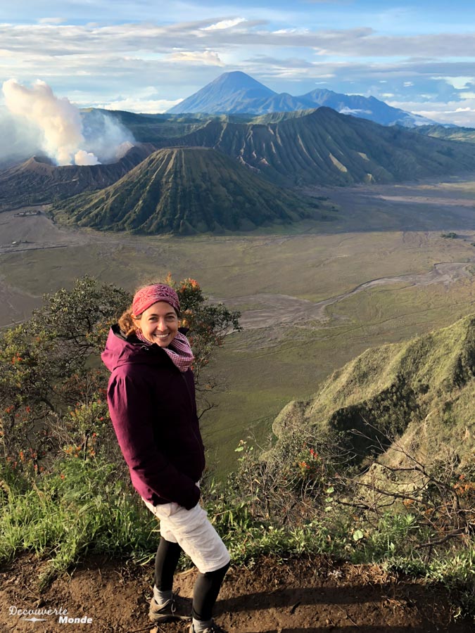 Lever de soleil sur le volcan Bromo dans mon article Que faire à Java, voir et visiter : Mes 10 incontournables #java #indonesie #voyage #asiedusudest #asie #volcan #bromo