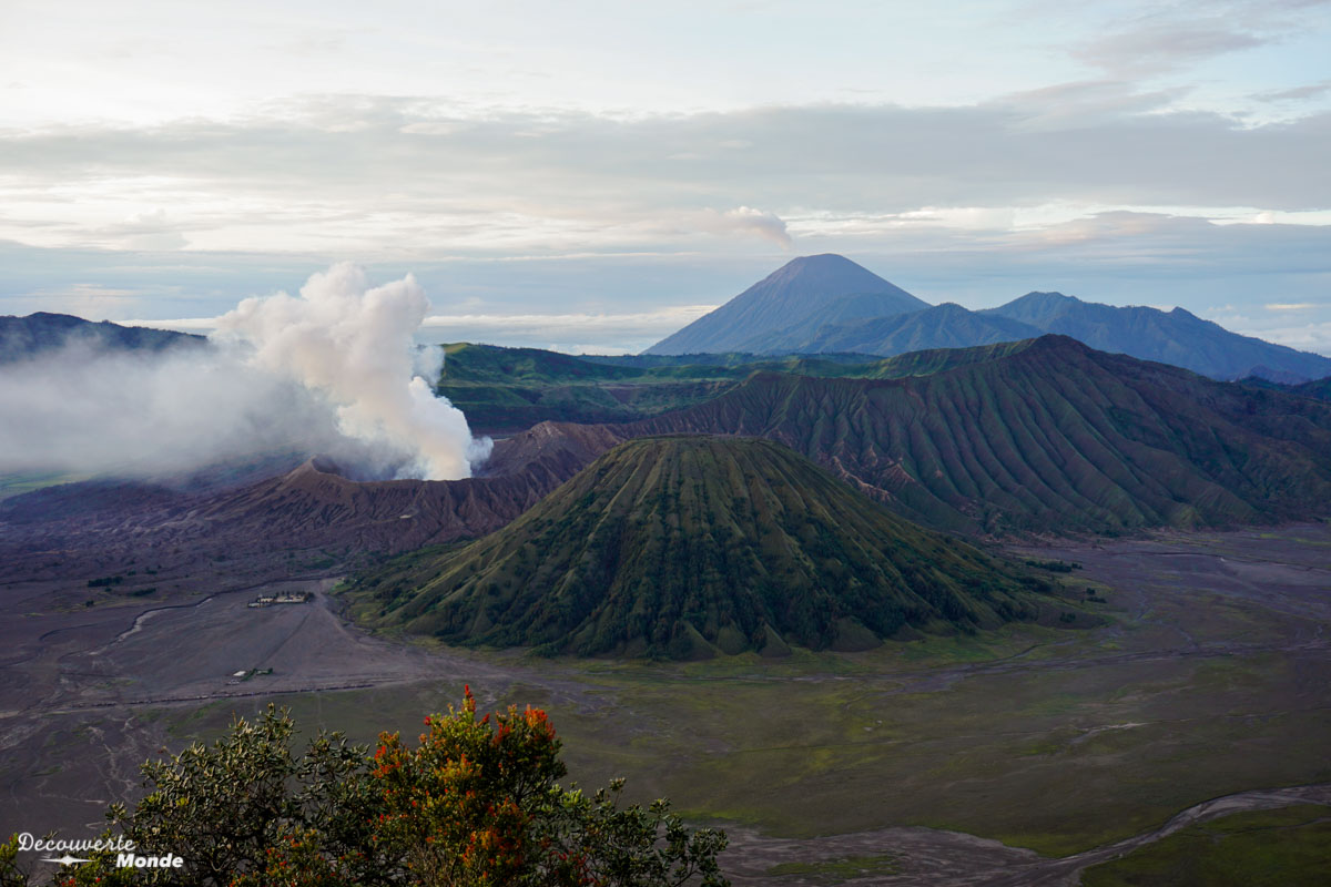 Lever de soleil au volcan Bromo à Java dans mon article Que faire à Java, voir et visiter : Mes 10 incontournables #java #indonesie #voyage #asiedusudest #asie #volcan #bromo