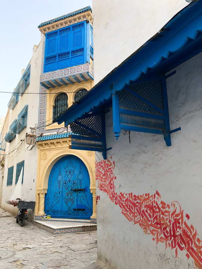Médina d'Hammamet en Tunisie dans mon article Où aller en Tunisie et quoi faire : mon itinéraire de voyage en 12 lieux à visiter en Tunisie | quoi faire en Tunisie | où aller en Tunisie | voyage en Tunisie | visiter la Tunisie | itinéraire en Tunisie #tunisie #maghreb #afriquedunord #voyage #hammamet