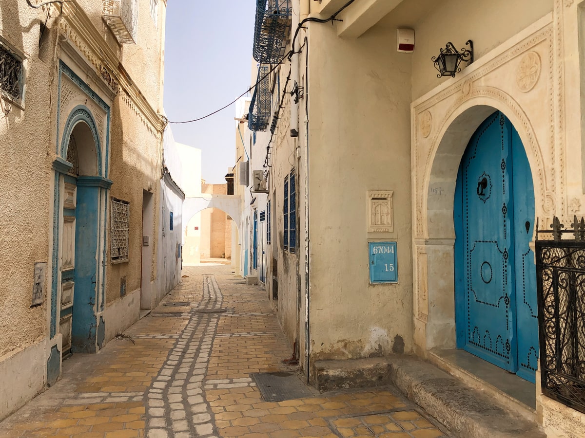 La médina de Kairouan dans la région du Nord de la Tunisie dans mon article Où aller en Tunisie et quoi faire : mon itinéraire de voyage en 12 lieux à visiter en Tunisie | quoi faire en Tunisie | où aller en Tunisie | voyage en Tunisie | visiter la Tunisie | itinéraire en Tunisie #tunisie #maghreb #afriquedunord #voyage #kairouan